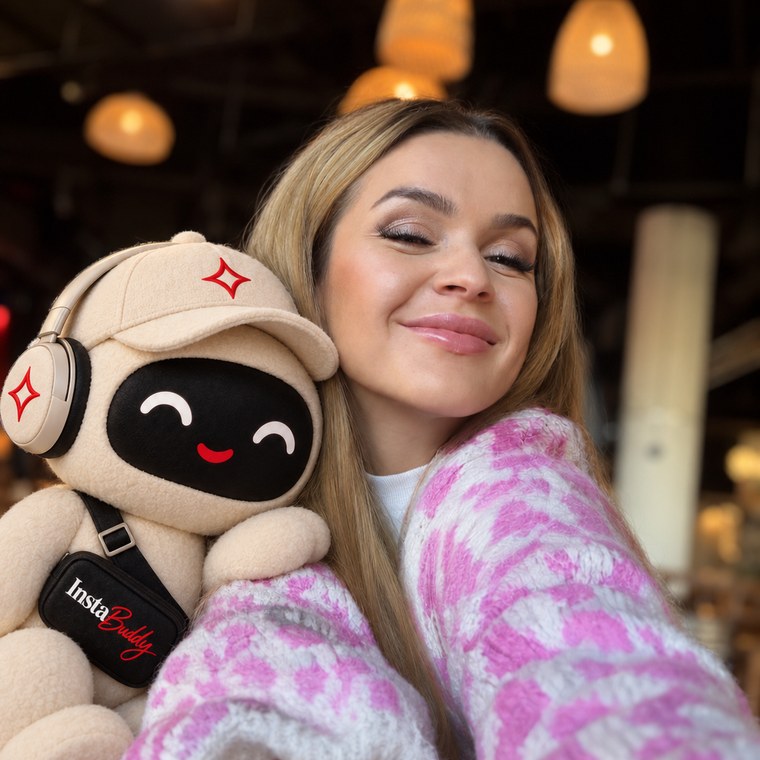 Hania Kieryk z maskotką InstaBuddy